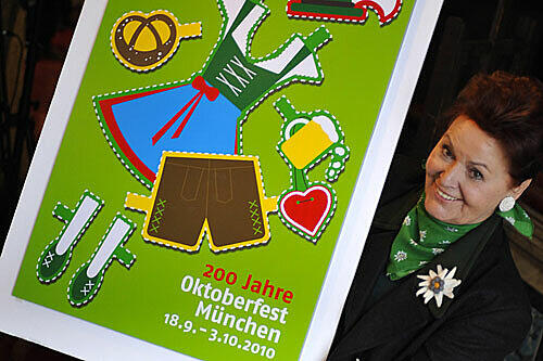 Festleiterin Gabriele Weishäuptl mit dem neuen Plakat