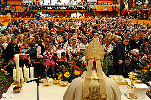 Erzbischof Agostino Marchetto aus dem Vatikan zelebriert am Donnerstag im Hippodrom auf dem Oktoberfest in München (Oberbayern) das feierliche Wiesn-Pontifikalamt zum 200-jährigen Oktoberfest-Jubiläum.
