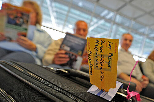 Wartende Passagiere am Flughafen München.