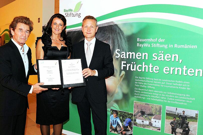 Auf dem Bild zu sehen: Maria Thon (Geschäftsführerin der BayWa Stiftung), Peter Maffay und Klaus Josef Lutz (Vorstandsvorsitzender der BayWa AG)