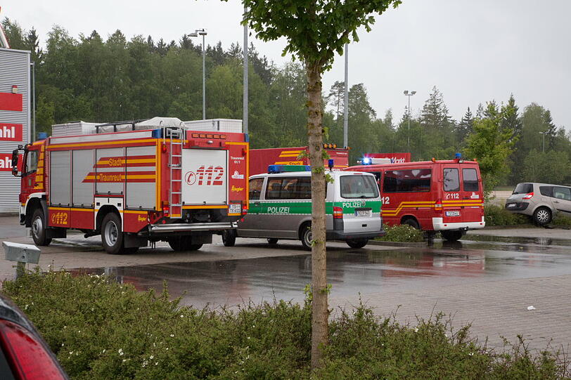 Ein führerscheinloses Mädchen übt auf einem Parkplatz das Autofahren und rast versehentlich in einen Stromkasten.