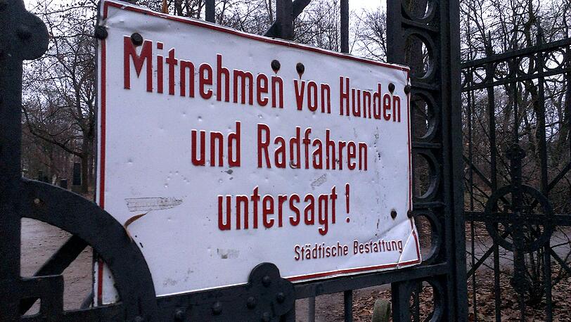 Am Alten Nordfriedhof ist übrigens auch Fußballspielen, Nackt-Sonnenbaden und Beischlaf verboten - ganz im Ernst.