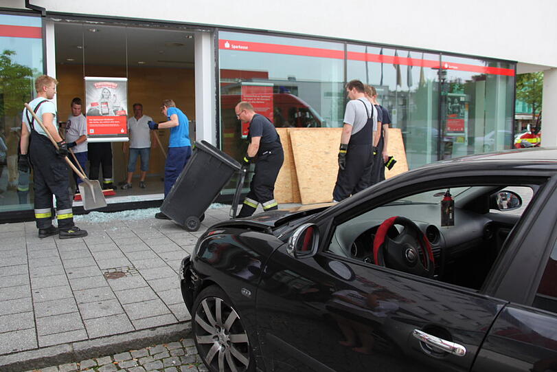 Kurioser Unfall beim Einparken in Waldkraiburg. Die Bilder vom Crash in die Sparkasse.