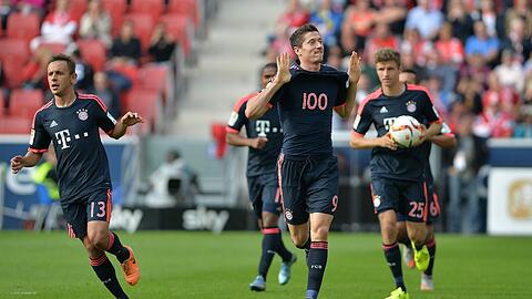 Schaut her: Robert Lewandowski im 100-Tore-Shirt.