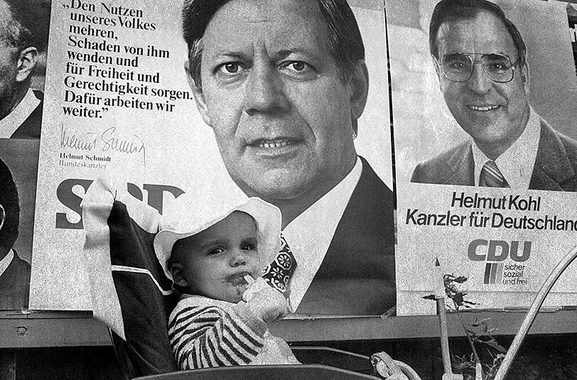 September 1976:  Mit ihren Spitzenkandidaten Helmut Schmidt und Helmut Kohl werben SPD und CDU für Stimmen bei den kommenden Wahlen zum Deutschen Bundestag.