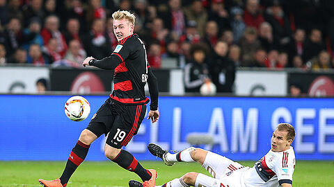 Bayern-Spieler Holger Badstuber (rechts) im Duell mit Leverkusens Julian Brandt.