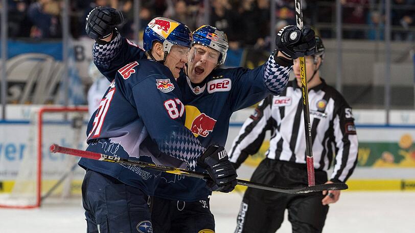 Philip Gogulla (EHC Red Bull München, 87) und Jason Jaffray (EHC Red Bull München, 15) bejubeln das Tor zum 3:2.