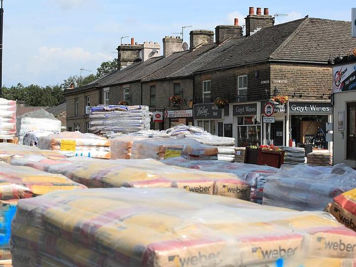 In einem dramatischen Wettlauf gegen die Zeit versuchen Helfer in dem Städtchen Whaley Bridge in Nordengland, einen drohenden Dammbruch zu verhindern.