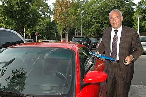 Im roten Flitzer unterwegs: Rainer Beeck.