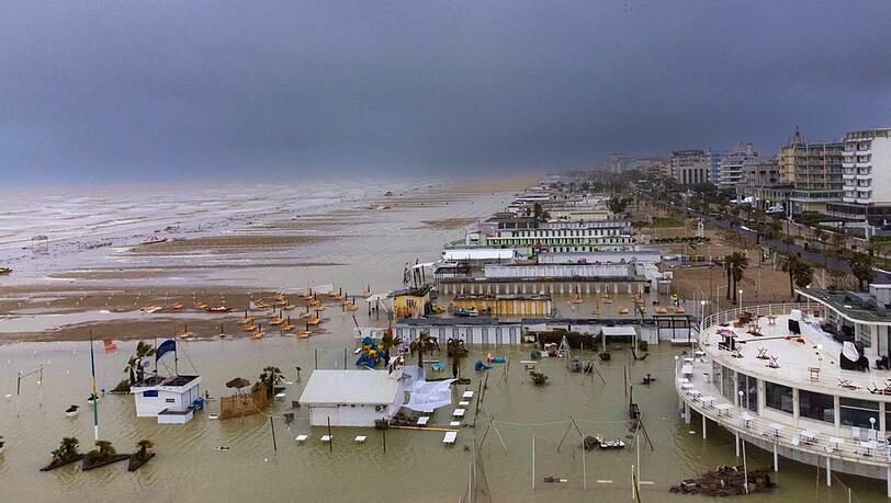 Der Strand des beliebten Ferienorts Rimini steht nach schweren Unwettern unter Wasser.