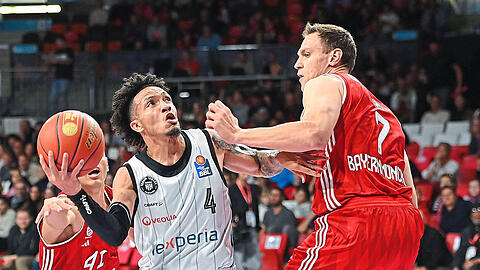 Premiere mit Zittersieg: Das Debüt von Johannes Voigtmann (rechts) beim FC Bayern Basketball ist nichts für schwache Nerven. Am Ende reicht es ganz knapp zum Erfolg gegen Hamburg.  Foto: imago
