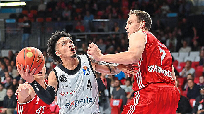 Premiere mit Zittersieg: Das Debüt von Johannes Voigtmann (rechts) beim FC Bayern Basketball ist nichts für schwache Nerven. Am Ende reicht es ganz knapp zum Erfolg gegen Hamburg.  Foto: imago