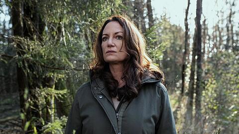 "Unter anderen Umständen - Für immer und ewig": Jana (Natalia Wörner) findet im Wald den Laptop der Ermordeten.