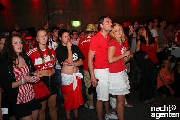 Ein schöner Anblick: Die sexy Bayern-Fans beim Public Viewing im Neuraum. Mehr Bilder gibt's unter www.nachtagenten.de