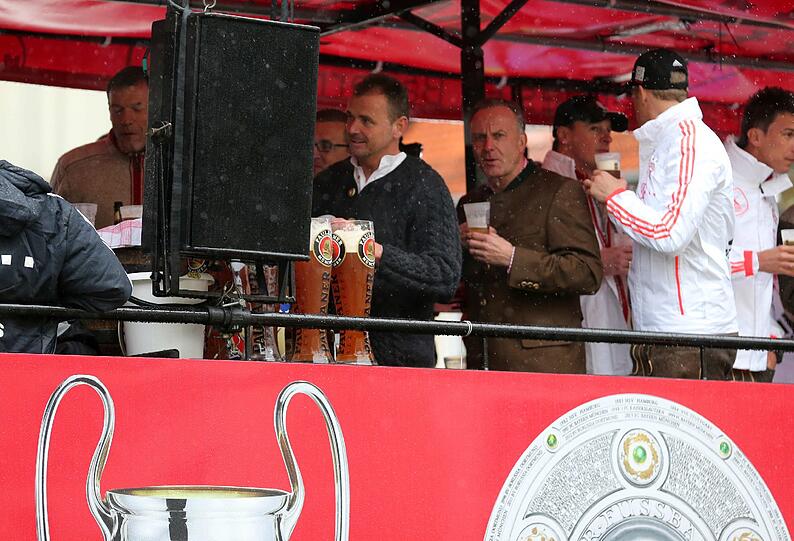 Auf dem Champions-Truck feiern die Bayern-Stars den Triple-Gewinn. Die besten Feierfotos in der Bilderstrecke zum Durchklicken