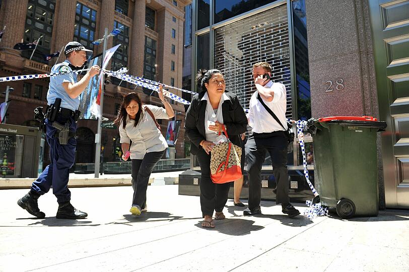 Sydney im Ausnahmezustand: Ein Islamist hat in einem Cafe ca. 30 Menschen als Geisel genommen. Hunderte Polizisten sind im Einsatz.