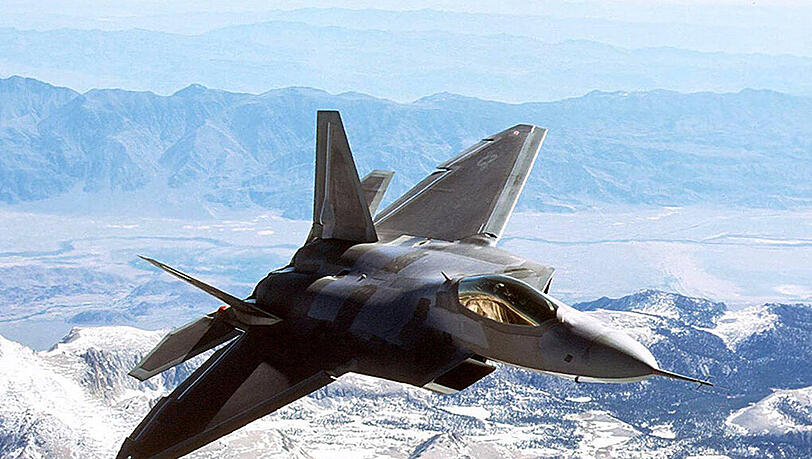 Signalwirkung: Die USA verlegen Kampfjets des Typs F-22 "Raptor" nach Europa. Sie sollen eine abschreckende Wirkung auf Russland haben. Signalwirkung: Die USA verlegen Kampfjets des Typs F-22 "Raptor" nach Europa. Sie sollen eine abschreckende Wirkung auf Russland haben.
