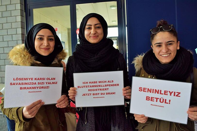&bdquo;Jetzt bist du dran!&ldquo;: drei junge Spenderinnen bei einer Typisierungsaktion für Betül in der Schweiz.