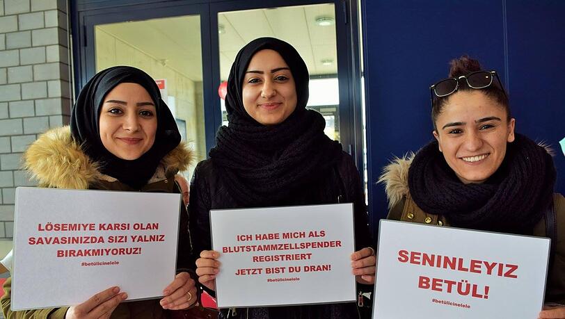 „Jetzt bist du dran!“: drei junge Spenderinnen bei einer Typisierungsaktion für Betül in der Schweiz. „Jetzt bist du dran!“: drei junge Spenderinnen bei einer Typisierungsaktion für Betül in der Schweiz.