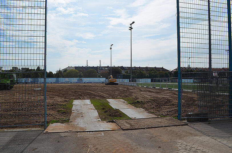 Großbaustelle an der Grünwalder Straße: Der Hauptplatz des TSV 1860 wird erneuert - die Profis müssen auf die hinteren Fußballplätze ausweichen.