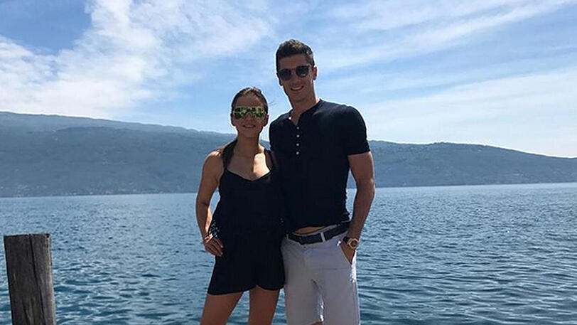 Robert Lewandowski genießt die freie Zeit mit seiner Frau Anna am Wasser.