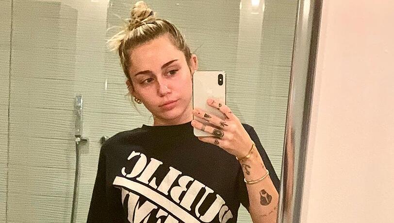Miley Cyrus posiert vor einem Spiegel Miley Cyrus posiert vor einem Spiegel