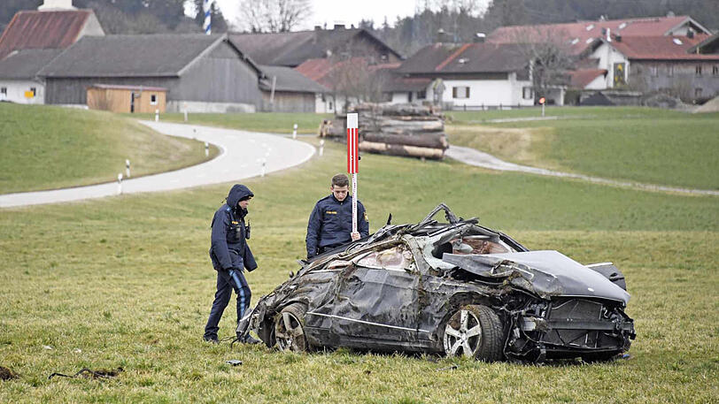 Die Bilder vom Unfallort im Landkreis Ebersberg. Der 23-jähriger Fahrer ist noch am Unfallort gestorben.