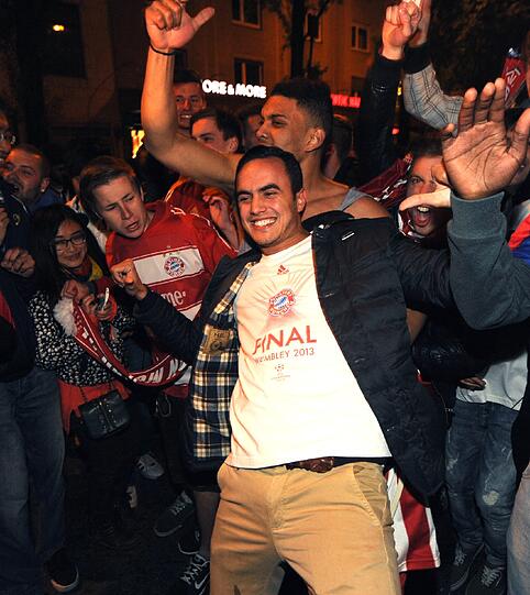 So ausgelassen feiern die Fans auf der Leopoldstraße den Bayern-Sieg. Die Bilder