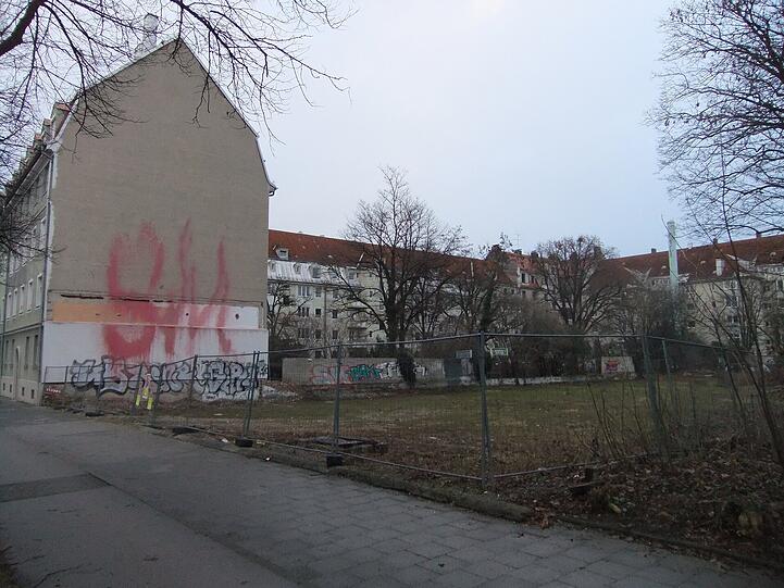 Seit längerem nicht genutzte Fläche und fürchterliche Beschmierung der Seitenfassade der Hansastr. 85."Ich laufe fast täglich daran vorbei".