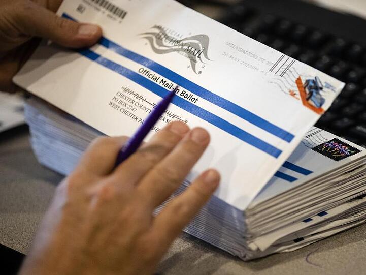 Briefwahlunterlagen in den USA. Präsident Trump behauptet immer wieder, dass mehr Briefwahl-Abstimmungen zu Wahlbetrug führen werden.