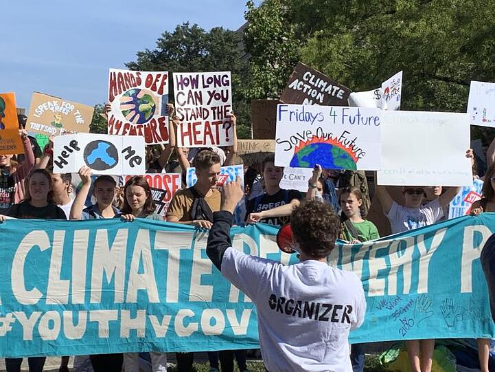 Demonstranten nehmen mit Protestplakaten und einem Banner mit der Aufschrift "We Demand a Climate Recovery Plan" an einem Protestmarsch in Washington teil.