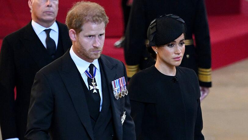 Prinz Harry und Herzogin Meghan finden in ihrer Netflix-Doku deutliche Worte, die sich gegen die britische Königsfamilie richten.