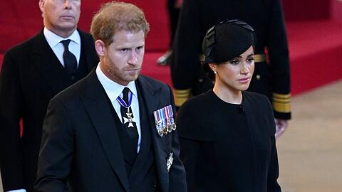 Prinz Harry und Herzogin Meghan finden in ihrer Netflix-Doku deutliche Worte, die sich gegen die britische Königsfamilie richten.