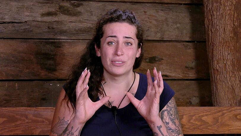 Jolina Mennen schwärmt im Dschungeltelefon von den  Krokodilfüßchen zum Abendessen. "Das war der Hammer. Super-zartes, leckeres Fleisch."