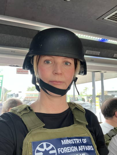 Schutzhelm und Weste sind für Heidi Geyers Reise ins Grenzgebiet zu Gaza Pflicht. Schutzhelm und Weste sind für Heidi Geyers Reise ins Grenzgebiet zu Gaza Pflicht.