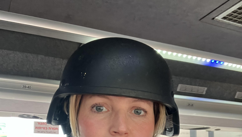 Schutzhelm und Weste sind für Heidi Geyers Reise ins Grenzgebiet zu Gaza Pflicht. Schutzhelm und Weste sind für Heidi Geyers Reise ins Grenzgebiet zu Gaza Pflicht.