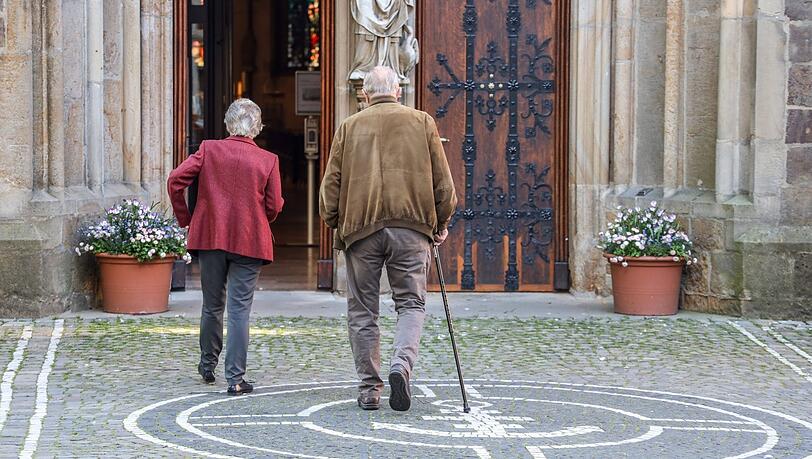 Rein in die Kirche - oder doch lieber austreten? Die steuerlichen Aspekte beim Kirchenaustritt müssen genau geprüft werden. Rein in die Kirche - oder doch lieber austreten? Die steuerlichen Aspekte beim Kirchenaustritt müssen genau geprüft werden.