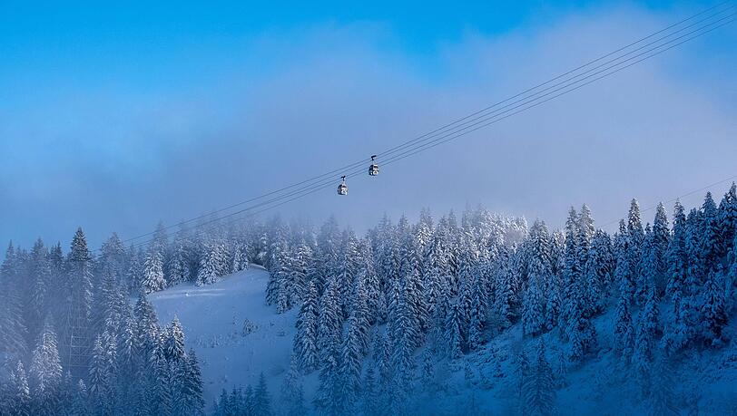 Eigentlich sehr idyllisch: Zwei Gondeln der Bergbahn begegnen sich am Brauneck bei Lenggries.