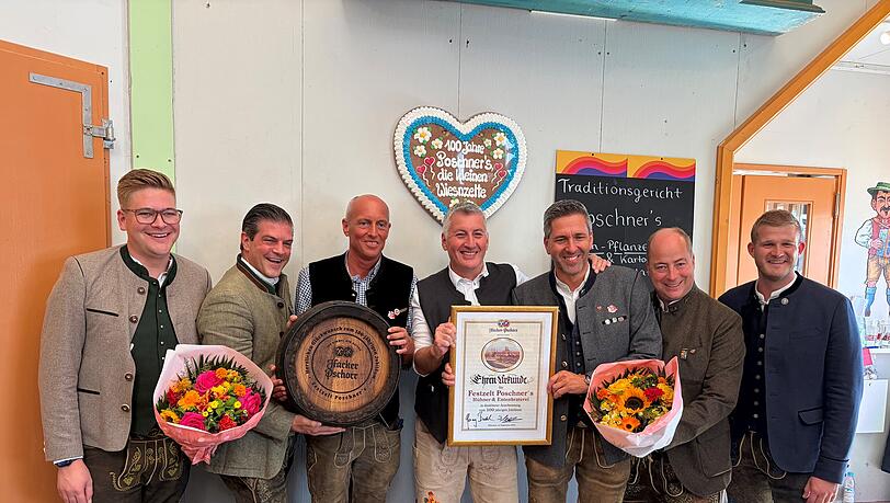 Die Brauerei-Kollegen überreichen Christian und Thomas Luff (3. und 4. v. l.) eine Urkunde. Die Brauerei-Kollegen überreichen Christian und Thomas Luff (3. und 4. v. l.) eine Urkunde.
