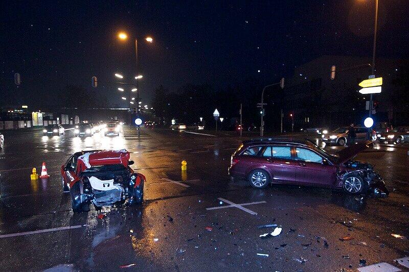 Am Freitag Abend hat sich ein Unfall auf der Kreuzung zwischen der Boschetsrieder und der Höglwörtherstraße zugetragen. Ein Auto ist möglicherweise bei "Spätgelb" über die Kreuzung gefahren, woraufhin ein Abbieger frontal mit dem Auto zusammenstieß.