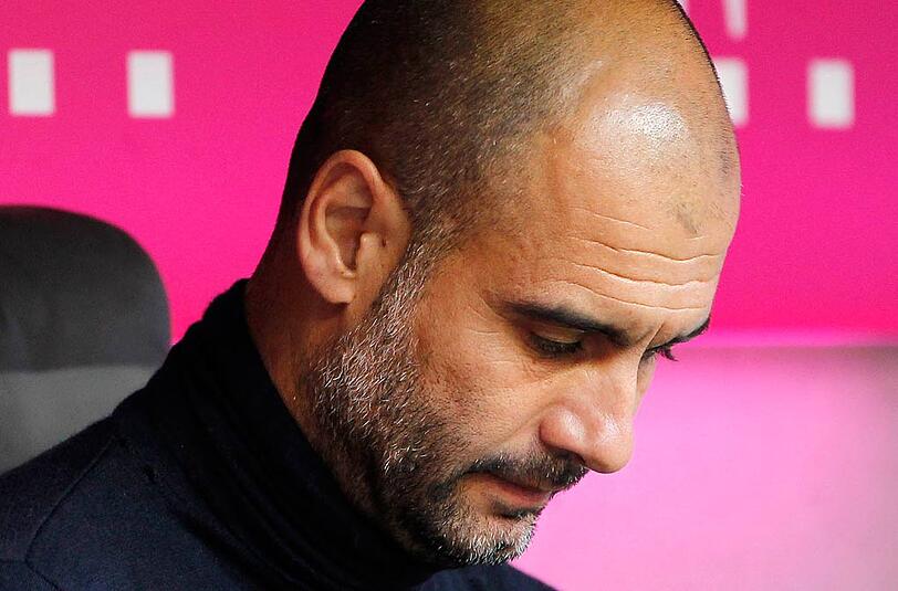 Nachdenklich auf der Trainer-Bank: Pep Guardiola vom FC Bayern München im Spiel gegen Werder Bremen