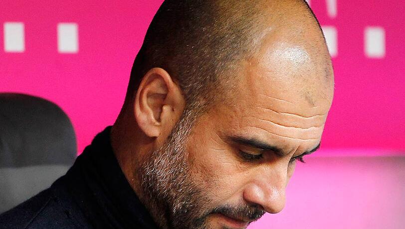 Nachdenklich auf der Trainer-Bank: Pep Guardiola vom FC Bayern München im Spiel gegen Werder Bremen Nachdenklich auf der Trainer-Bank: Pep Guardiola vom FC Bayern München im Spiel gegen Werder Bremen