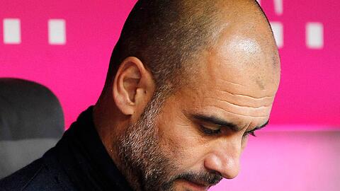 Nachdenklich auf der Trainer-Bank: Pep Guardiola vom FC Bayern München im Spiel gegen Werder Bremen