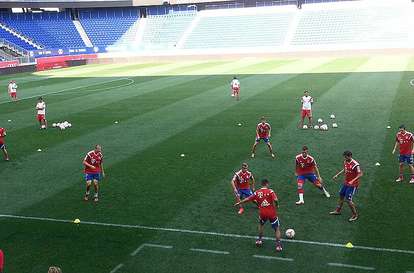 Der FC Bayern München beim ersten Training in der Red-Bull-Arena. Viele Fans und Journalisten haben den Rekordmeister dabei beobachet.