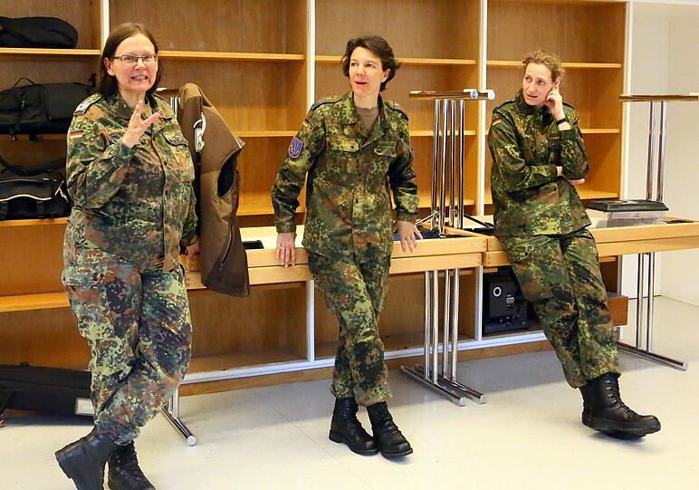 Zufriedene Schülerinnen. "Der Kurs war ganz großes Kino" sagen die Soldatinnen Sabine Sauer, Julia Riehm und Natalie Gohrke. Demnächst werden sie ihr Wissen über Giftschlangen bei Auslandseinsätzen unter Beweis stellen.
