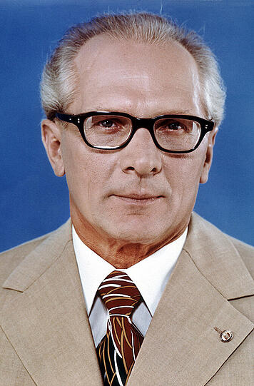 &bdquo;Vorwärts immer, rückwärts nimmer!&ldquo;, lautet das wohl berühmteste Zitat des langjährigen DDR-Staatschefs Erich Honecker. Nach der Wende und langem Hin und Her flieht der krebskranke Politiker 1993 nach Santiago de Chile zu Ehefrau Margot und Tochter Sonja. Von dort aus rechnet er mit dem Westen ab &ndash; und stirbt 1994 mit 81.