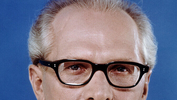 „Vorwärts immer, rückwärts nimmer!“, lautet das wohl berühmteste Zitat des langjährigen DDR-Staatschefs Erich Honecker. Nach der Wende und langem Hin und Her flieht der krebskranke Politiker 1993 nach Santiago de Chile zu Ehefrau Margot und Tochter Sonja. Von dort aus rechnet er mit dem Westen ab – und stirbt 1994 mit 81. „Vorwärts immer, rückwärts nimmer!“, lautet das wohl berühmteste Zitat des langjährigen DDR-Staatschefs Erich Honecker. Nach der Wende und langem Hin und Her flieht der krebskranke Politiker 1993 nach Santiago de Chile zu Ehefrau Margot und Tochter Sonja. Von dort aus rechnet er mit dem Westen ab – und stirbt 1994 mit 81.
