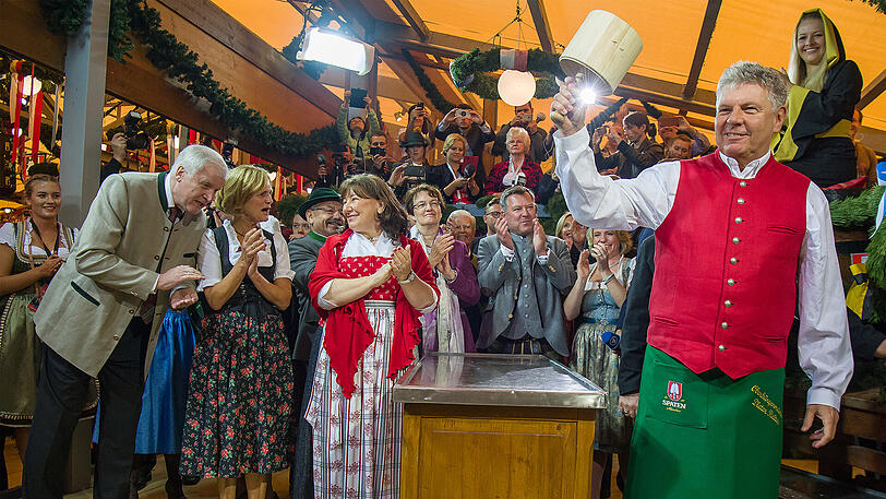 "O'zapft is!" Mit zwei Schlägen - wie bereits im Vorjahr - zapfte Münchens Oberbürgermeister Dieter Reiter (SPD) am Samstag pünktlich um 12.00 Uhr das erste Fass Bier an. Die Bilder vom Anstich zum Durchklicken.
