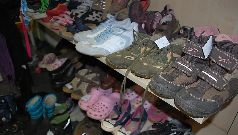 Schuhe, Klamotten und Spielzeug: Beim Flohmakrt kommen Schnäppchenjäger zum Zug. Schuhe, Klamotten und Spielzeug: Beim Flohmakrt kommen Schnäppchenjäger zum Zug.
