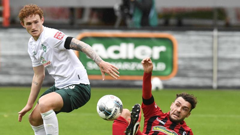 Freiburgs Manuel Gulde (r) im Zweikampf mit Bremens Josh Sargent um den Ball. Freiburgs Manuel Gulde (r) im Zweikampf mit Bremens Josh Sargent um den Ball.